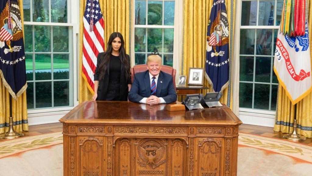 Kim Kardashian junto a Donald Trump en el Despacho Oval.