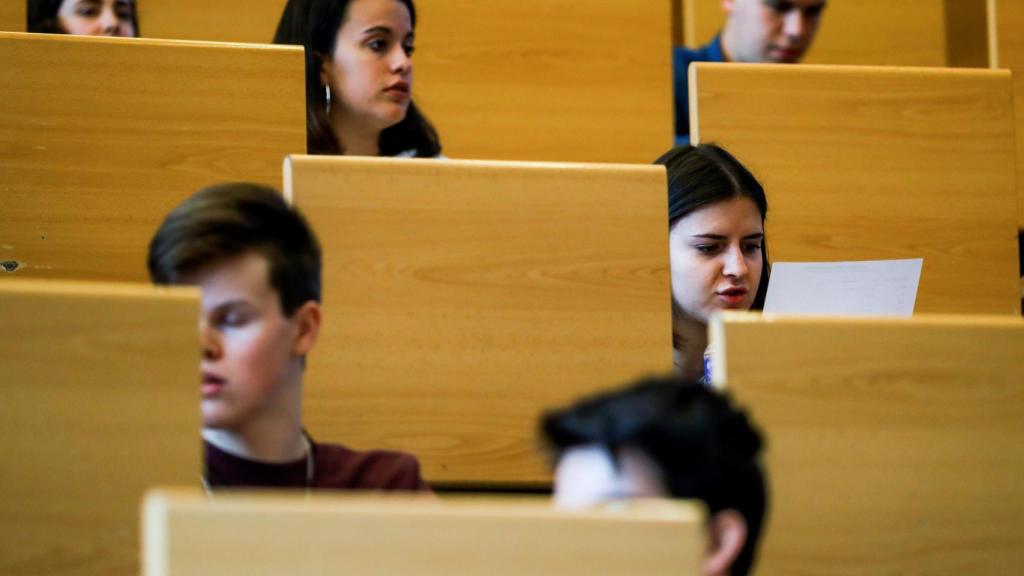 Un grupo de estudiantes espera para realizar la Selectividad en la Universidad Complutense de Madrid