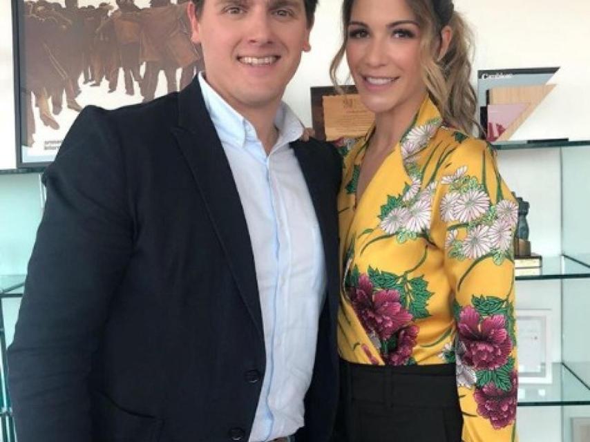 Tamara Gorro junto a Albert Rivera tras su entrevista.