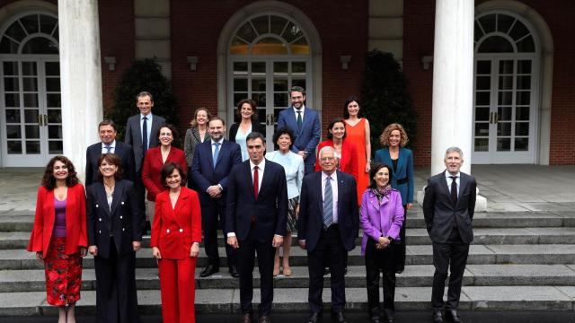 Foto oficial del Gobierno de Pedro Sánchez tras su primero Consejo de Gobierno.