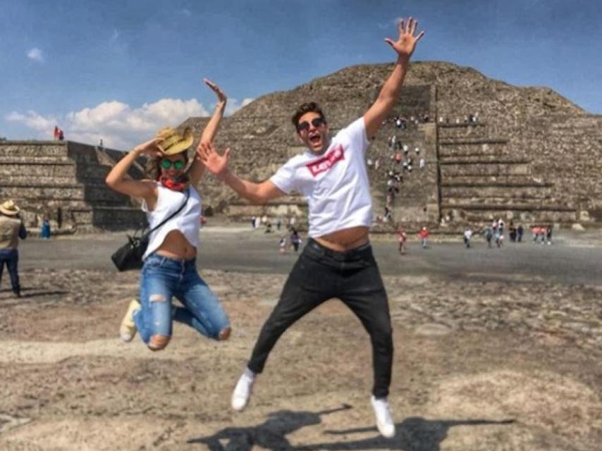 Efrén junto a su pareja en las pirámides de Teotihuacán.