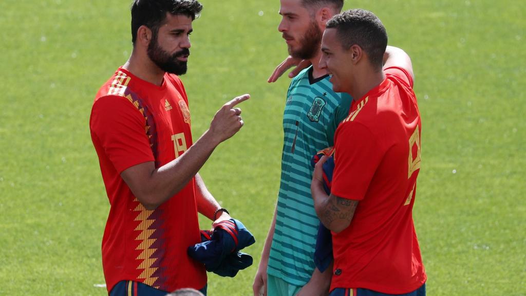 Diego Costa, De Gea y Rodrigo bromean durante el entrenamiento.