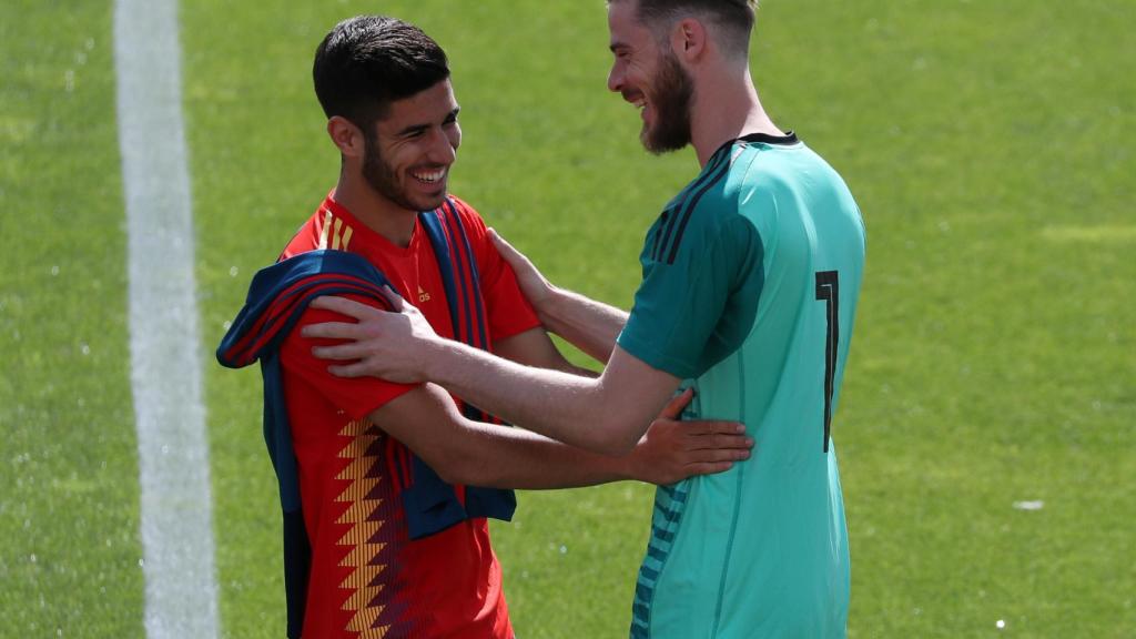 De Gea bromea con Asensio en la concentración de la selección.