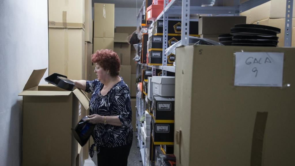 María del Carmen Moya preparando el próximo pedido de 4000 tricornios para la Dirección General de la Guardia Civil.