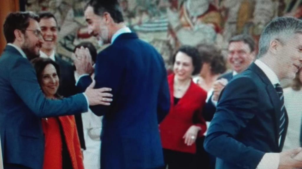 Felipe VI junto a los ministros tras prometer su cargo.