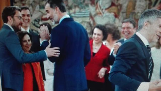 Felipe VI junto a los ministros tras prometer su cargo.