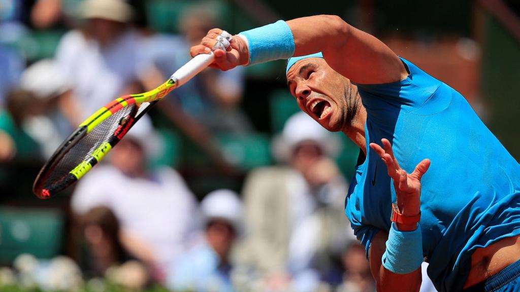 Rafa Nadal golpea la pelota.