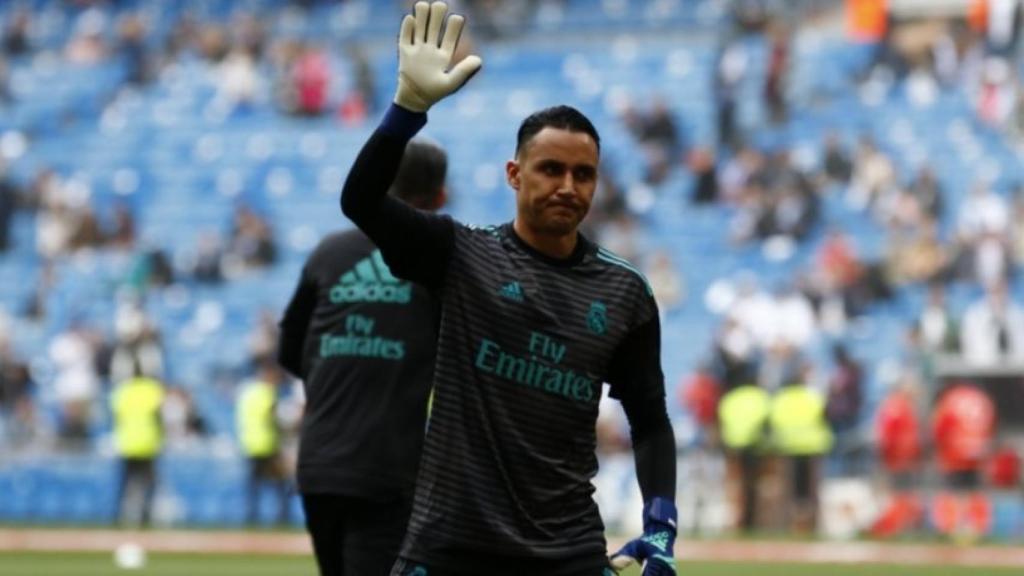 Keylor Navas saluda a la afición madridista antes del partido contra el Celta. Foto: Pedro Rodríguez/El Bernabéu