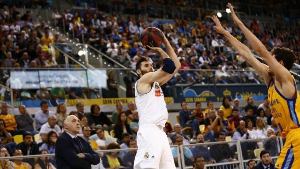 Rudy lanzando de tres ante Herbalife Gran Canaria.  Foto: acbmedia