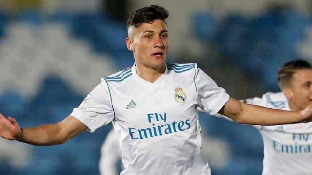 Óscar Rodríguez celebra un gol con el Castilla