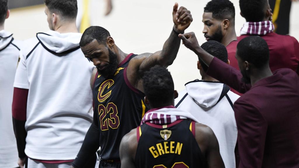 Lebron James se sienta en el banquillo