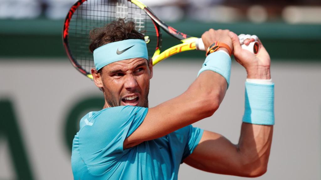 Nadal, golpeando un revés en Roland Garros.