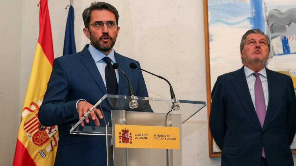 Huerta, junto Íñigo Méndez de Vigo, durante la ceremonia del traspaso de carteras.