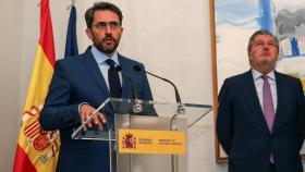 Huerta, junto Íñigo Méndez de Vigo, durante la ceremonia del traspaso de carteras.