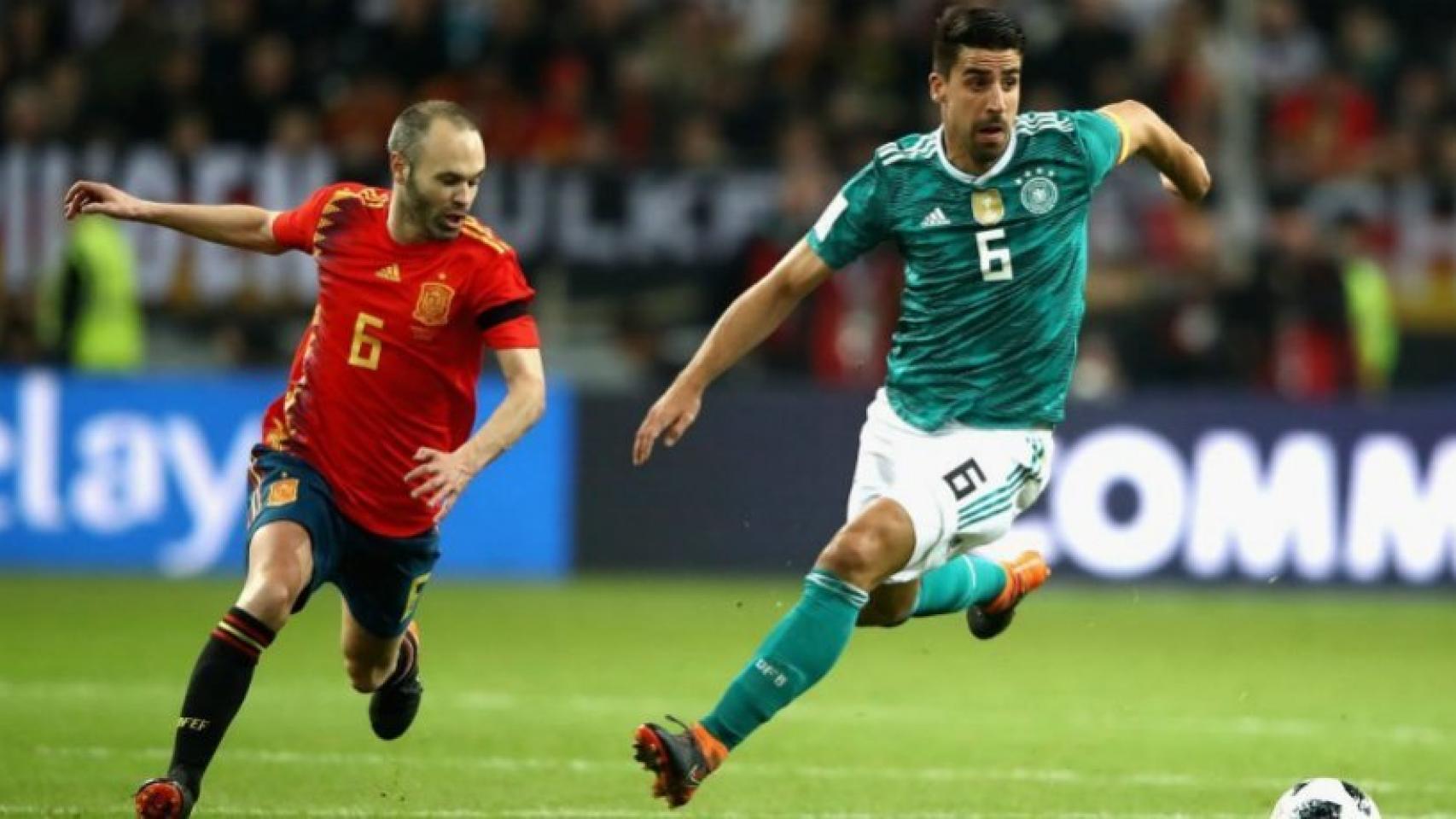 Iniesta, junto a Khedira en el partido disputado en Düsseldorf. Foto: Twitter (@DFB_Team_ES)