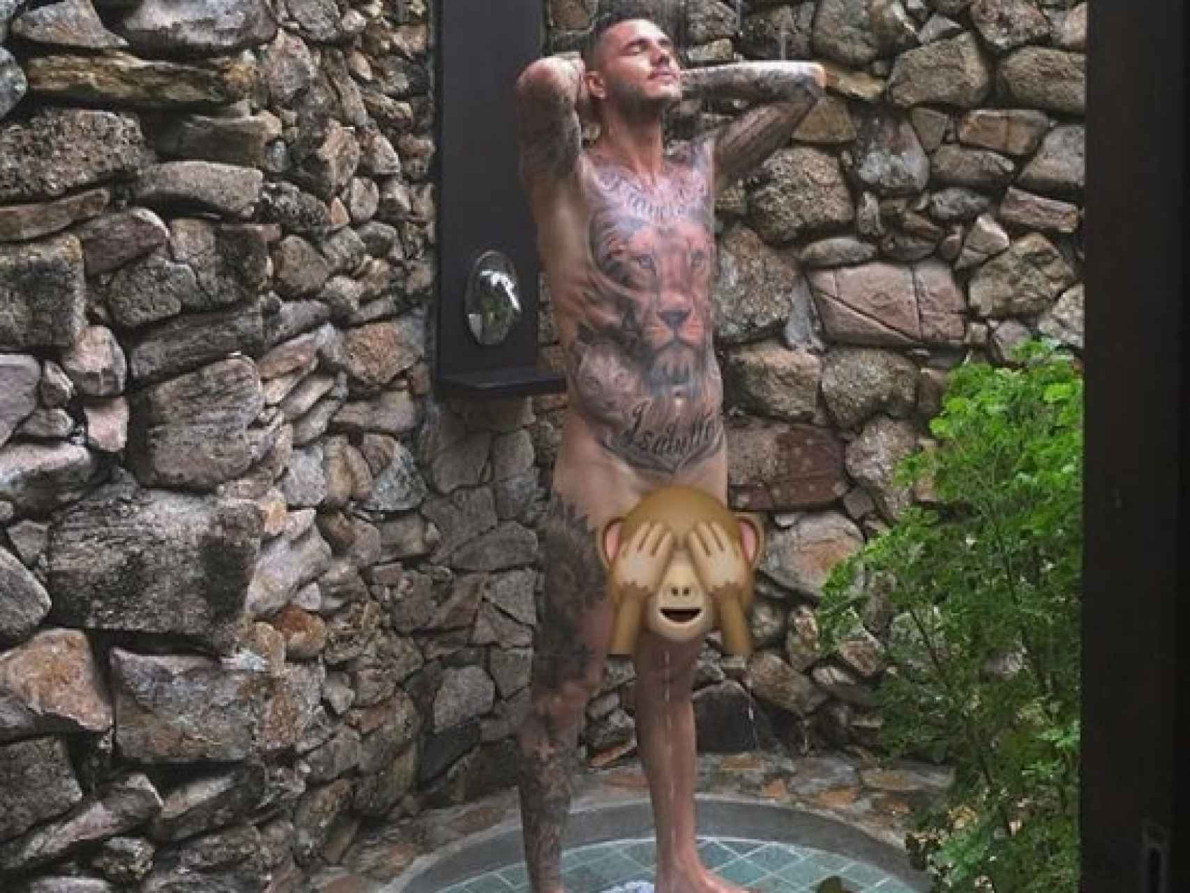 Mauro Icardi, desnudo en la ducha