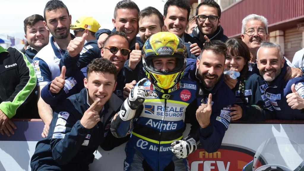 Andreas Pérez junto a los miembros de su equipo.