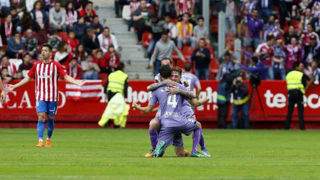 Los jugadores del Valladolid celebran uno de sus goles este domingo.