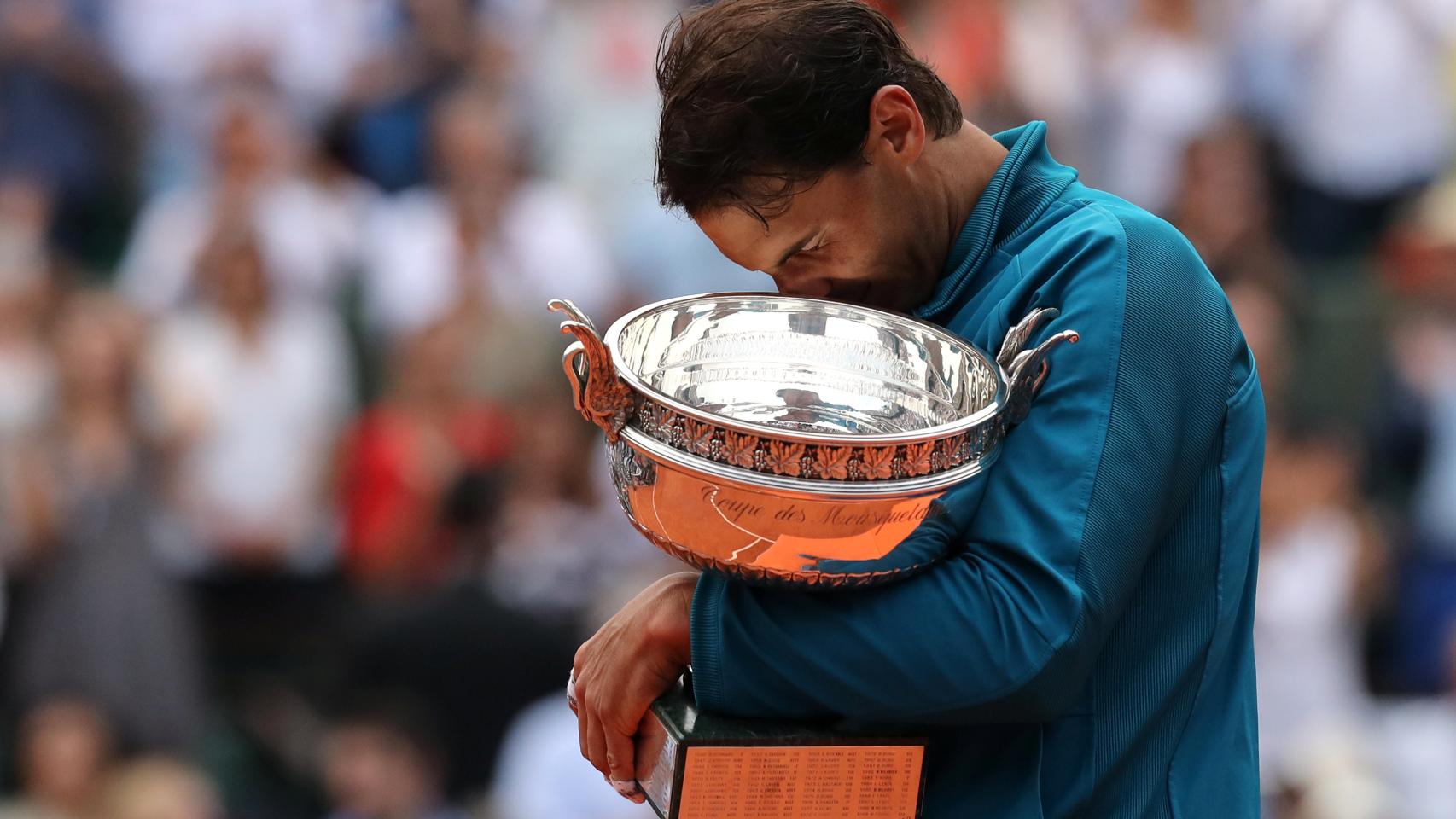 Rafa Nadal llora con la Copa de los Mosqueteros.