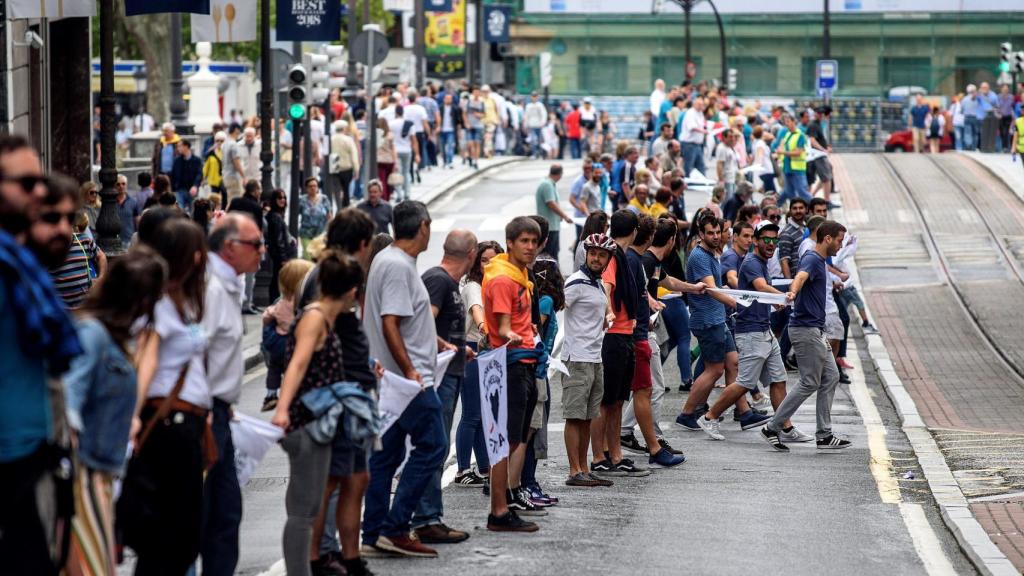 Cadena humana en la calle Navarra de Bilbao