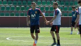 Lucas Vázquez se ríe con Jordi Alba en el entrenamiento de la selección española