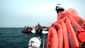 Miembros del Aquarius rescatan a los migrantes en el mar.