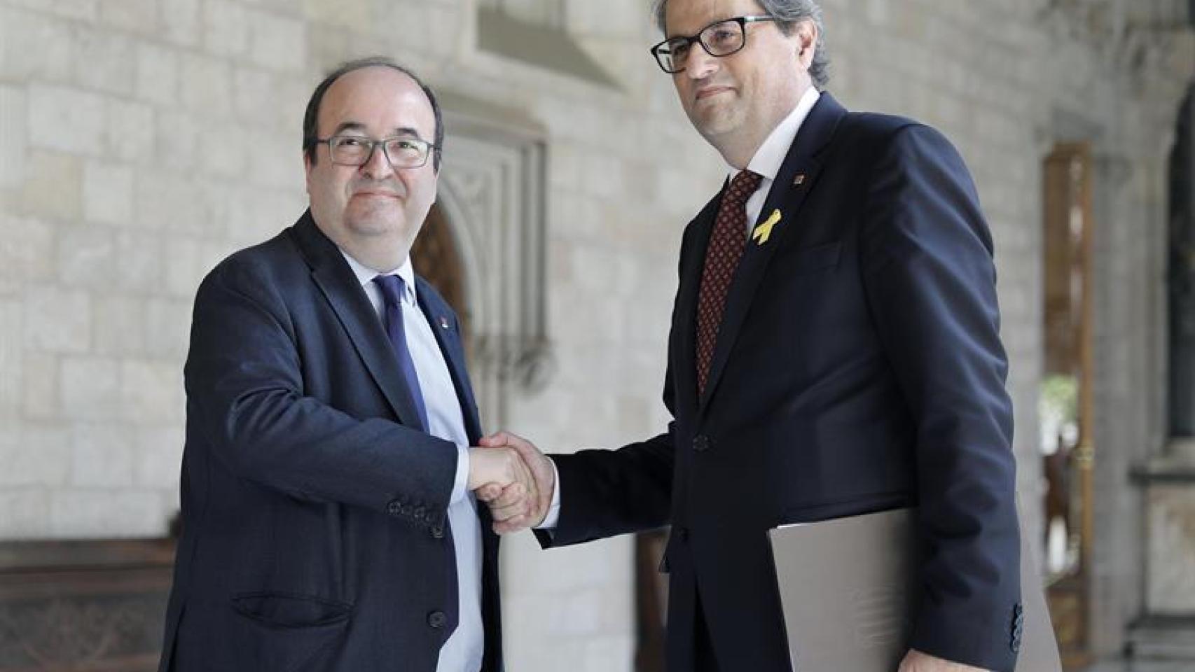 Quim Torra saluda a Miquel Iceta antes de una reunión en el Palau de la Generalitat.