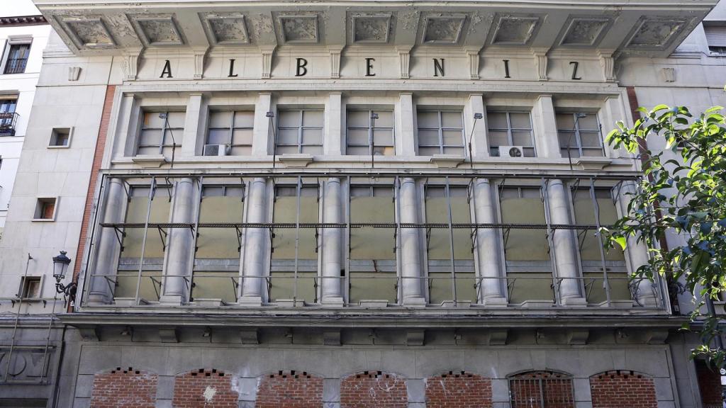 Fachada del antiguo Teatro Albéniz en Madrid.