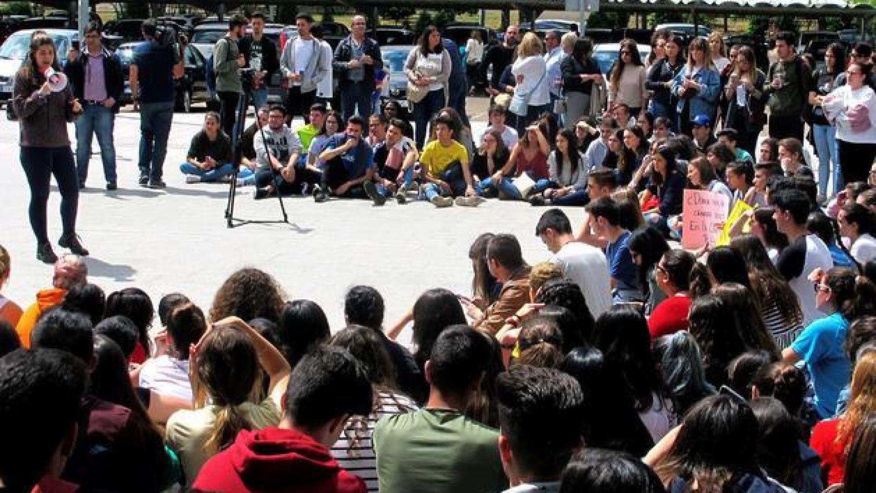 Una concentración de estudiantes contra la repetición del examen.