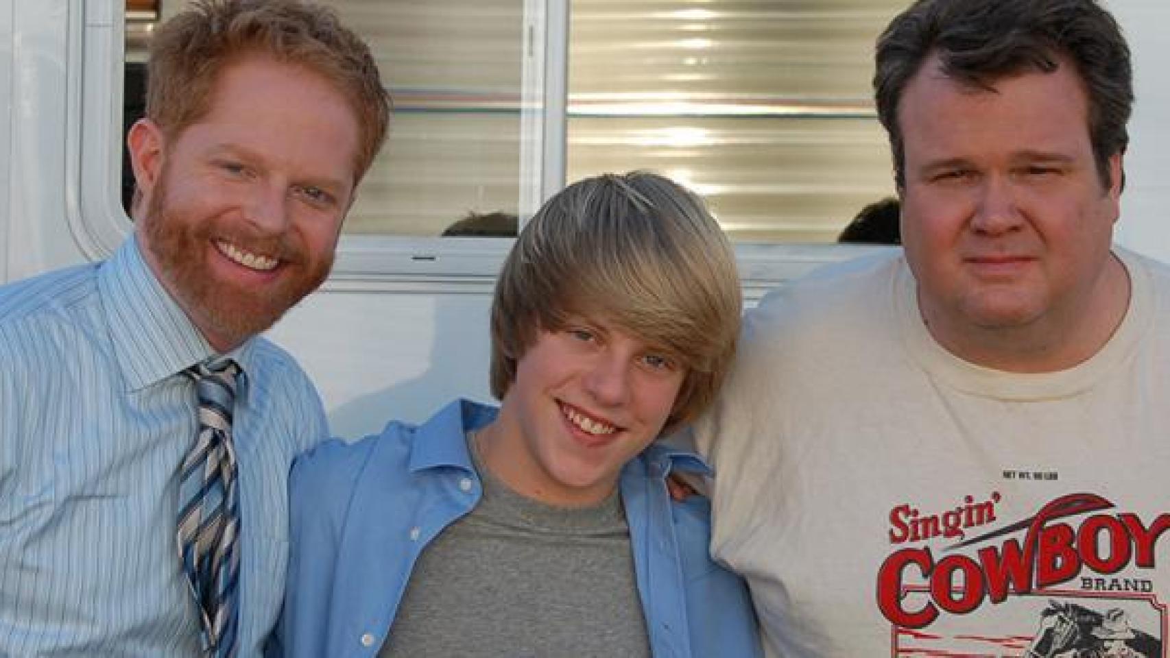 Jackson Odell con dos compañeros de 'Modern Family'.