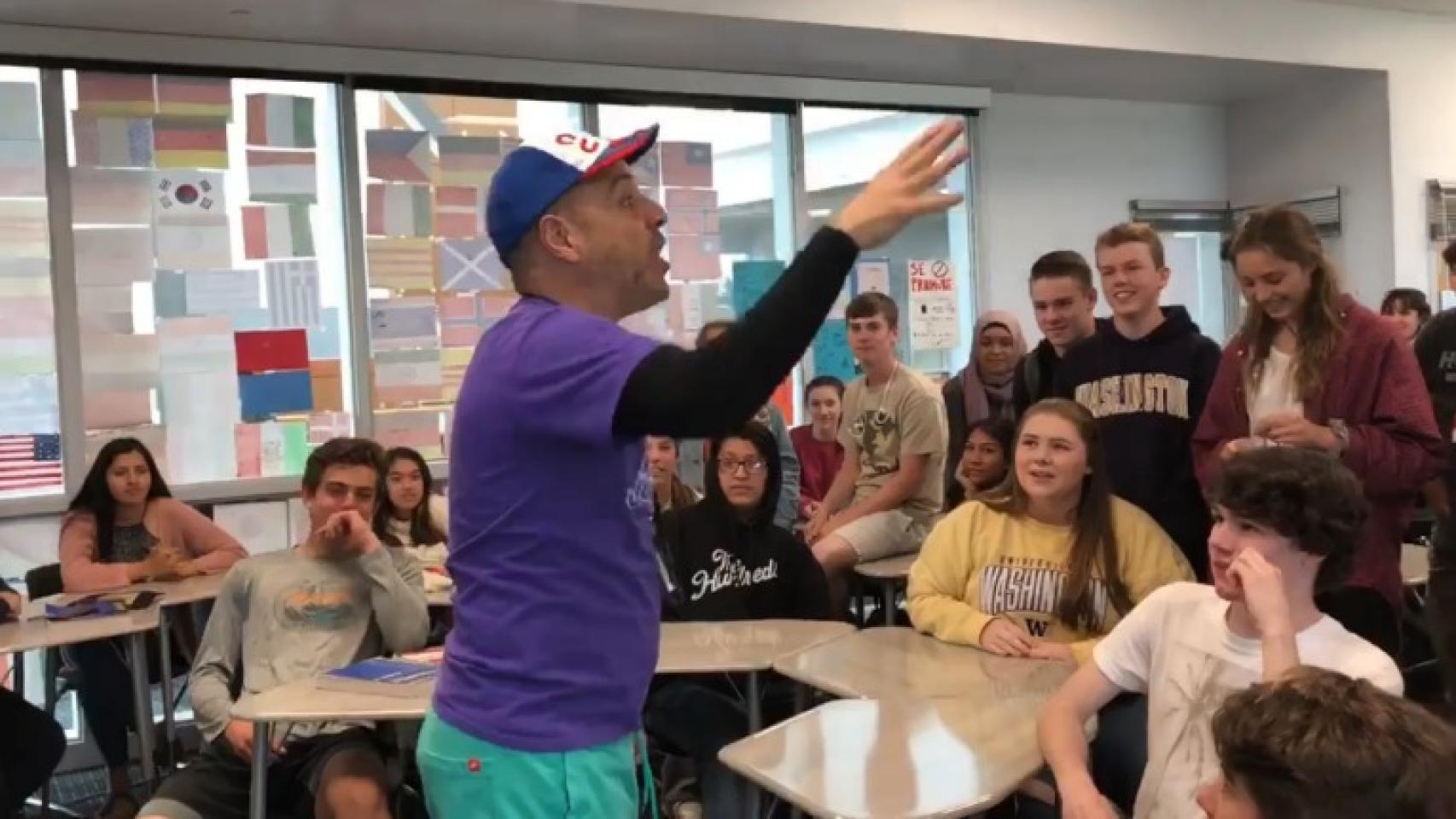 Una de las peculiares clases de Carlos Lazo en el instituto.