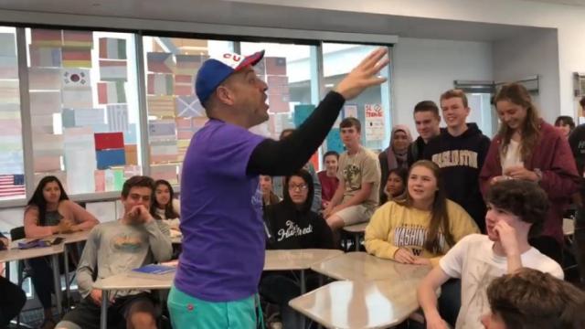 Una de las peculiares clases de Carlos Lazo en el instituto.