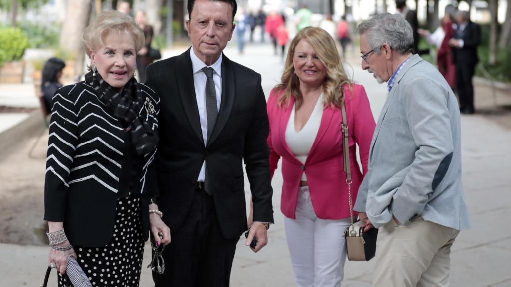 Ortega Cano junto a Mariví Coll llegando al desfile.