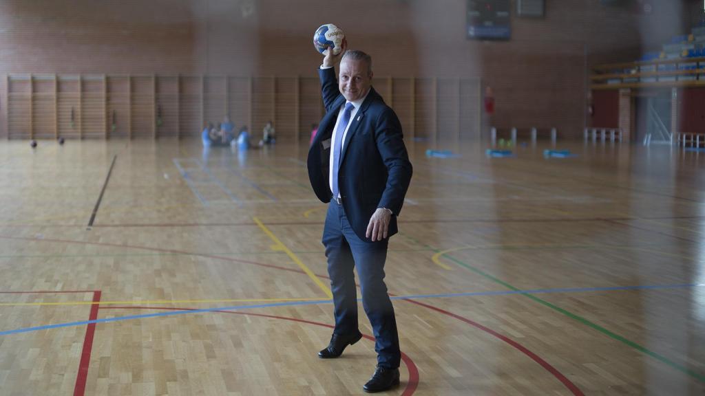 Paco Blázquez lanza el balón de balonmano.