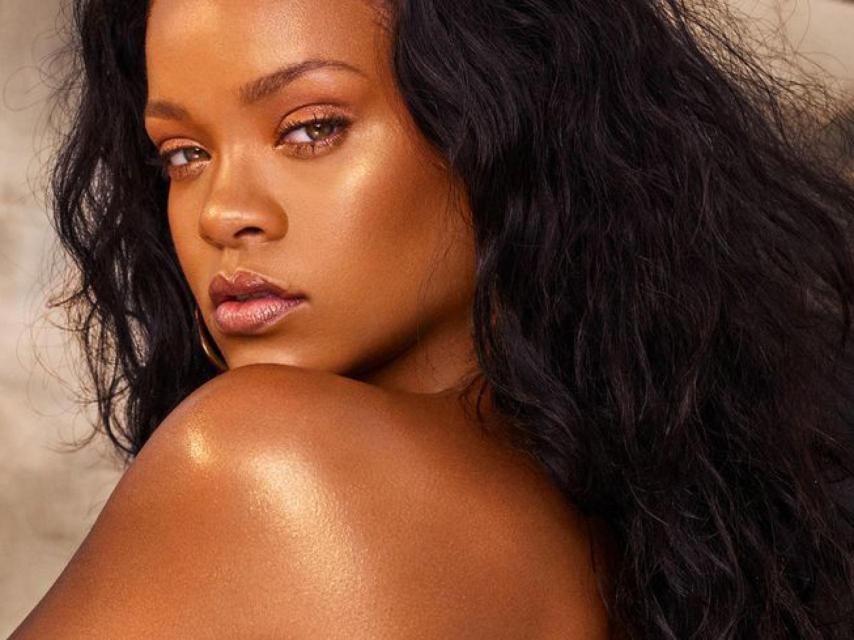 Rihanna en la imagen promocional del iluminador.