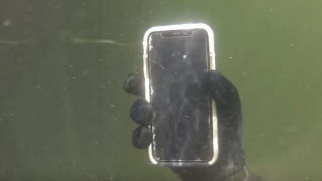 iphone x en el rio