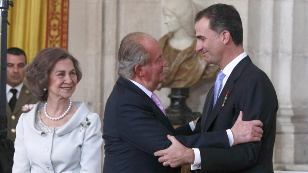 Juan Carlos y Felipe VI en el día de la abdicación. Gtres.