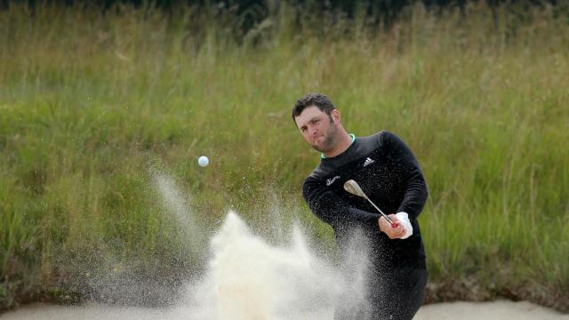 Jon Rahm entrena en uno de los bunkers del campo de Shinnecock Hills del US Open.