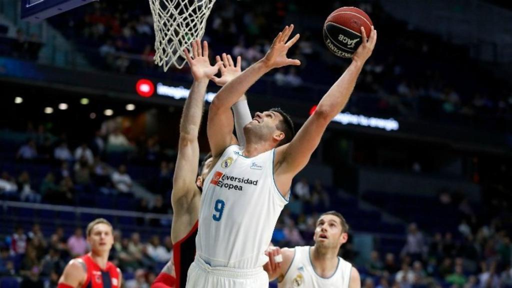 Reyes lanzando a canasta ante Baskonia. Foto: acb.com