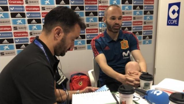 Iniesta, con Juanma Castaño en El Partidazo de la Cadena COPE. Foto: Twitter (@partidazocope)