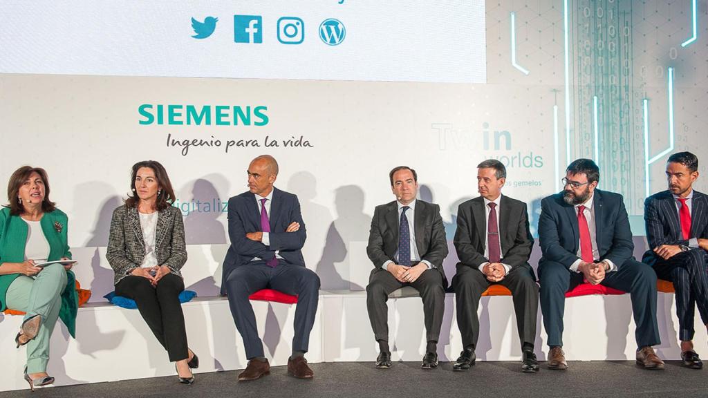 Momento del debate, moderado por Rosa García (Siemens).