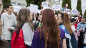 Estudiantes de Bachillerato se manifiestan frente a la Facultad de Filosofía y Letras