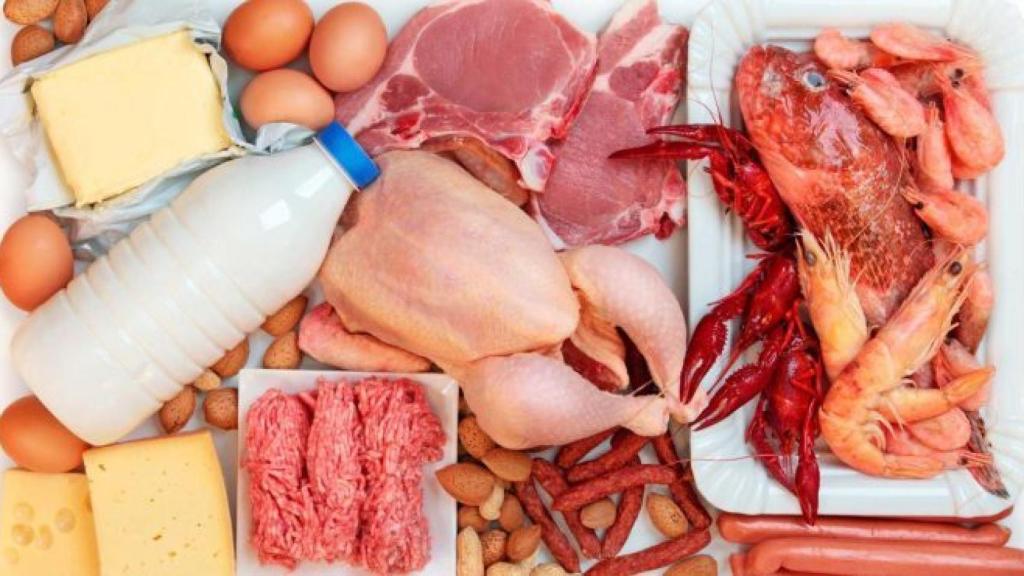 La carne, el queso o la leche son alimentos ricos en proteínas.