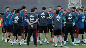 Los jugadores de la selección española asisten a una charla de Fernando Hierro.