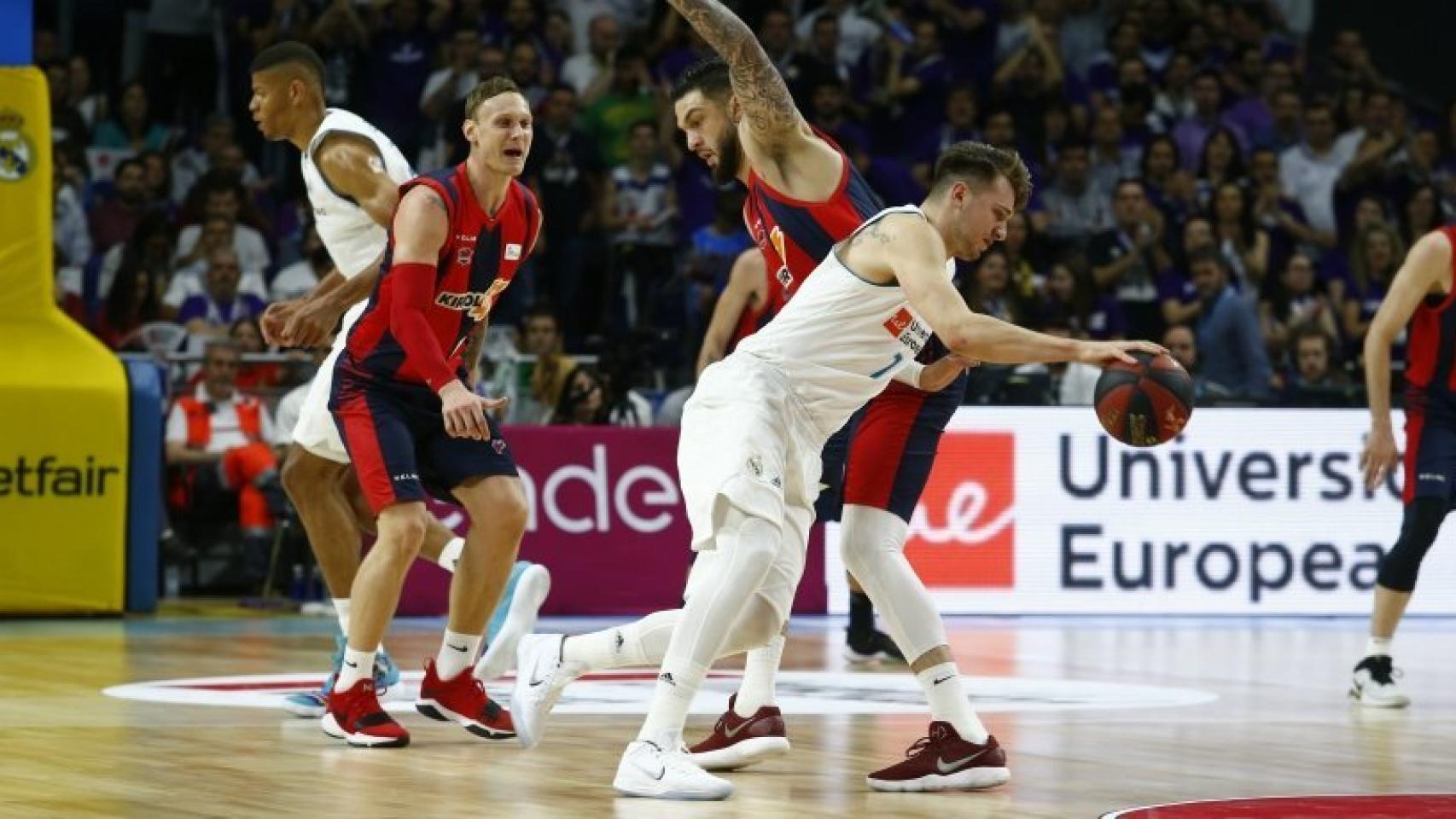 Doncic recibe un golpe ante Baskonia. Foto: acbmedia