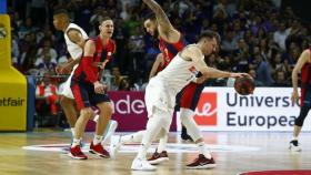 Doncic recibe un golpe ante Baskonia. Foto: acbmedia