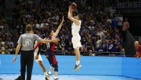 Carroll lanzando de tres ante Baskonia. Foto:acbmedia