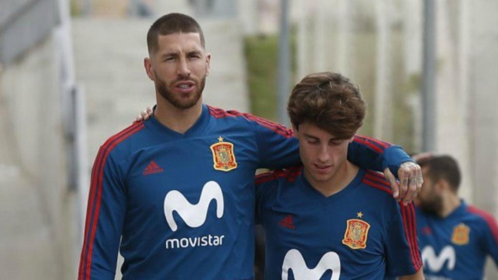 Sergio Ramos habla con Odriozola. Foto sefutbol.com