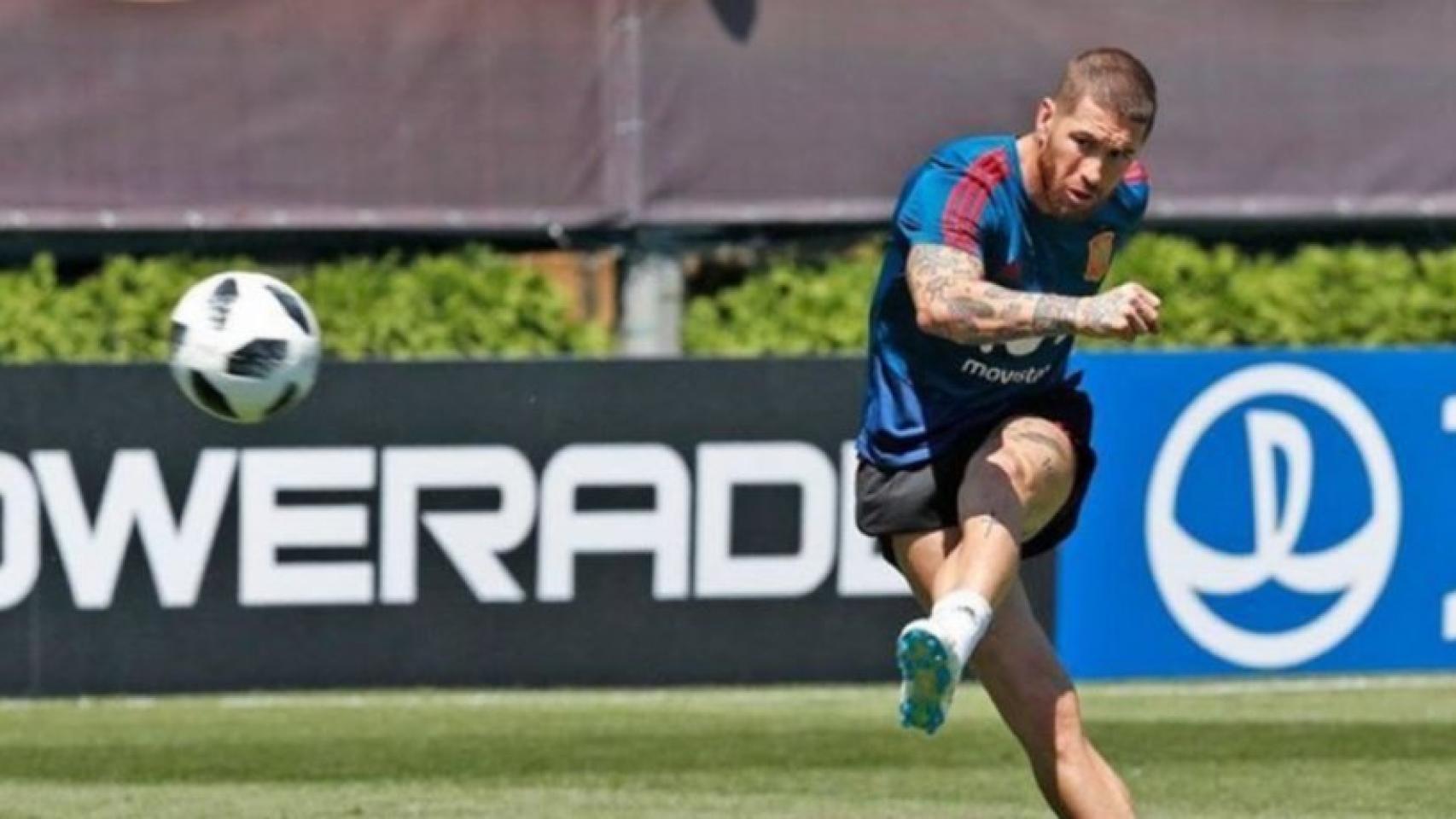 Sergio Ramos durante un entrenamiento con la selección española. Foto: Twitter (@sefutbol)