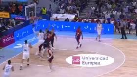 Luka Doncic anota una canasta espectacular.